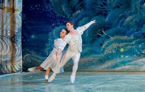 הבלט 'מפצח האגוזים' בביצוע התיאטרון הלאומי הרוסי על הקרח סנט פטרסבורג